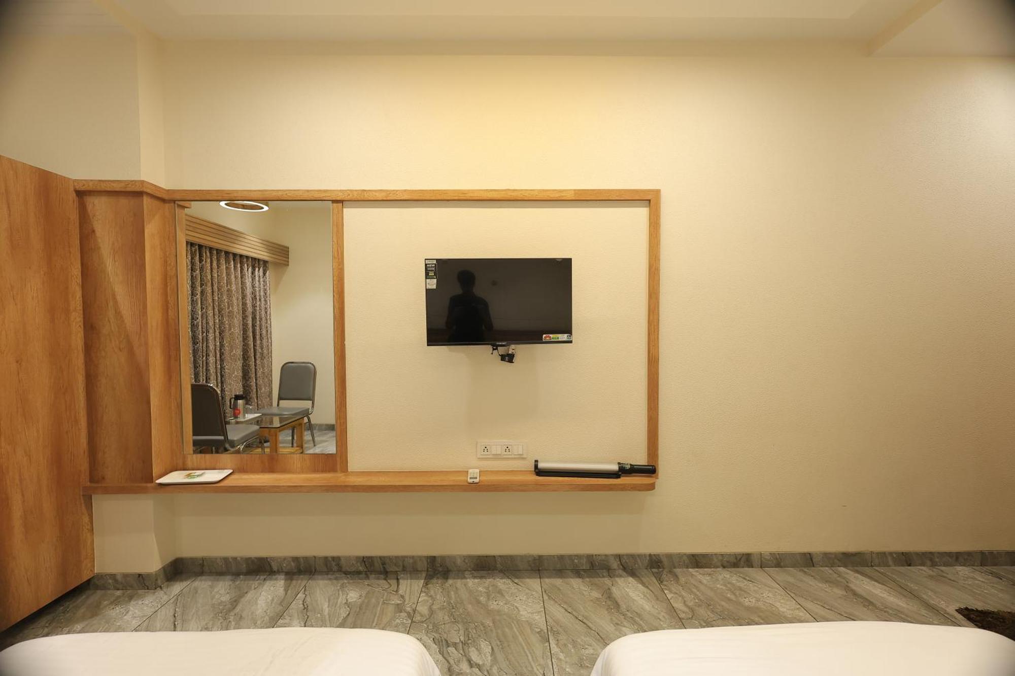 Hotel Horizon & Restaurant Surat Exterior photo