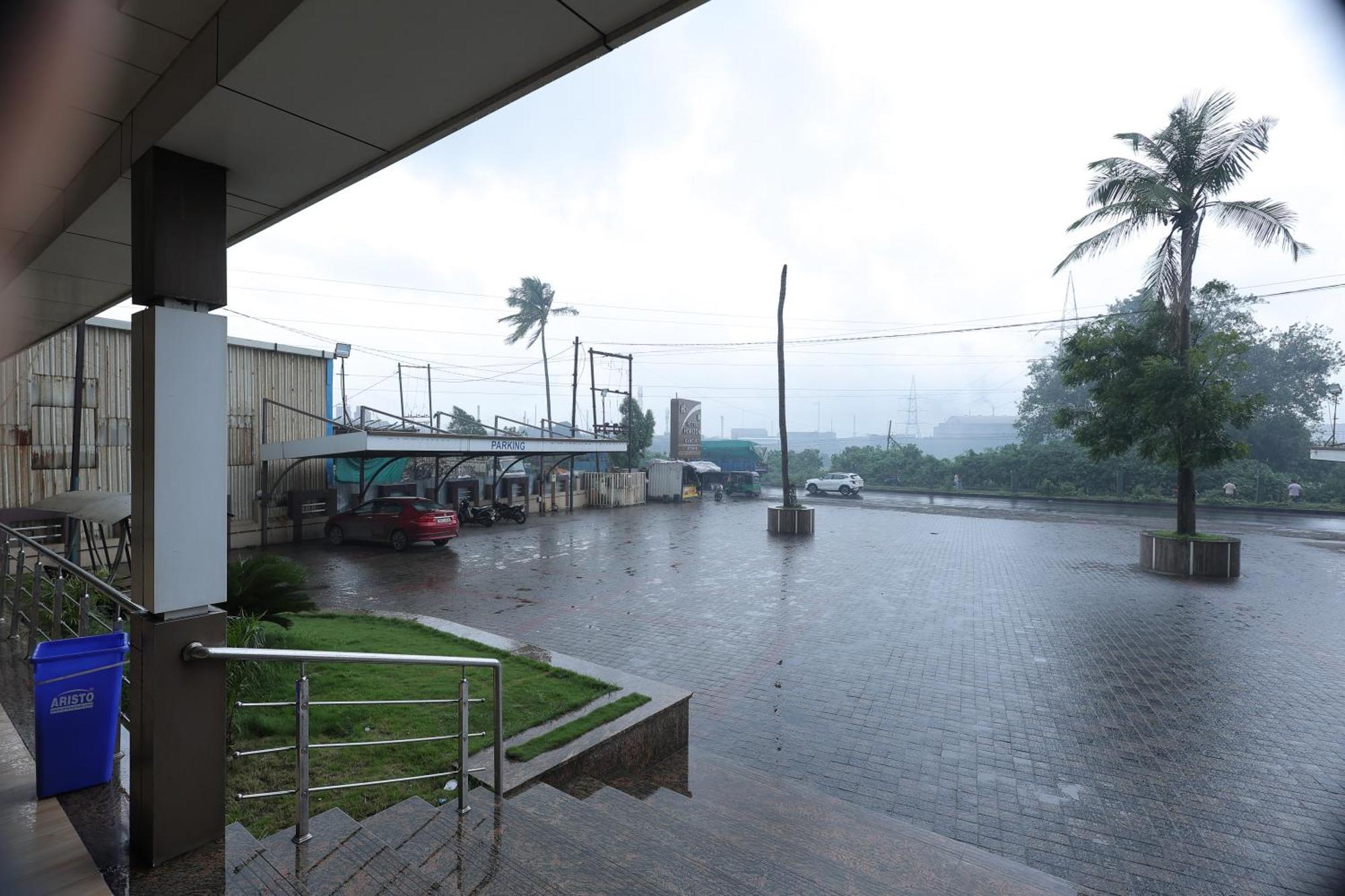 Hotel Horizon & Restaurant Surat Exterior photo