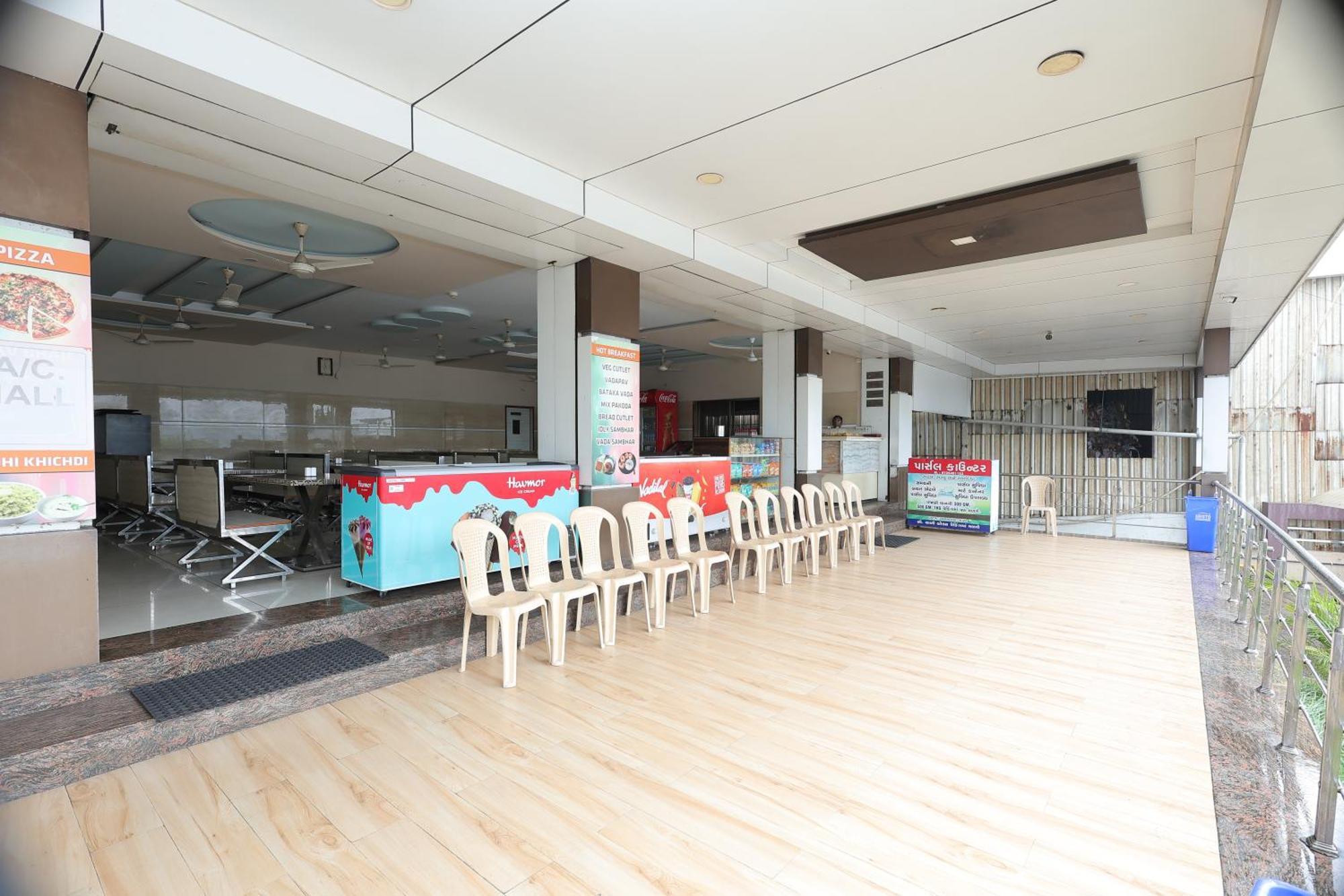 Hotel Horizon & Restaurant Surat Exterior photo