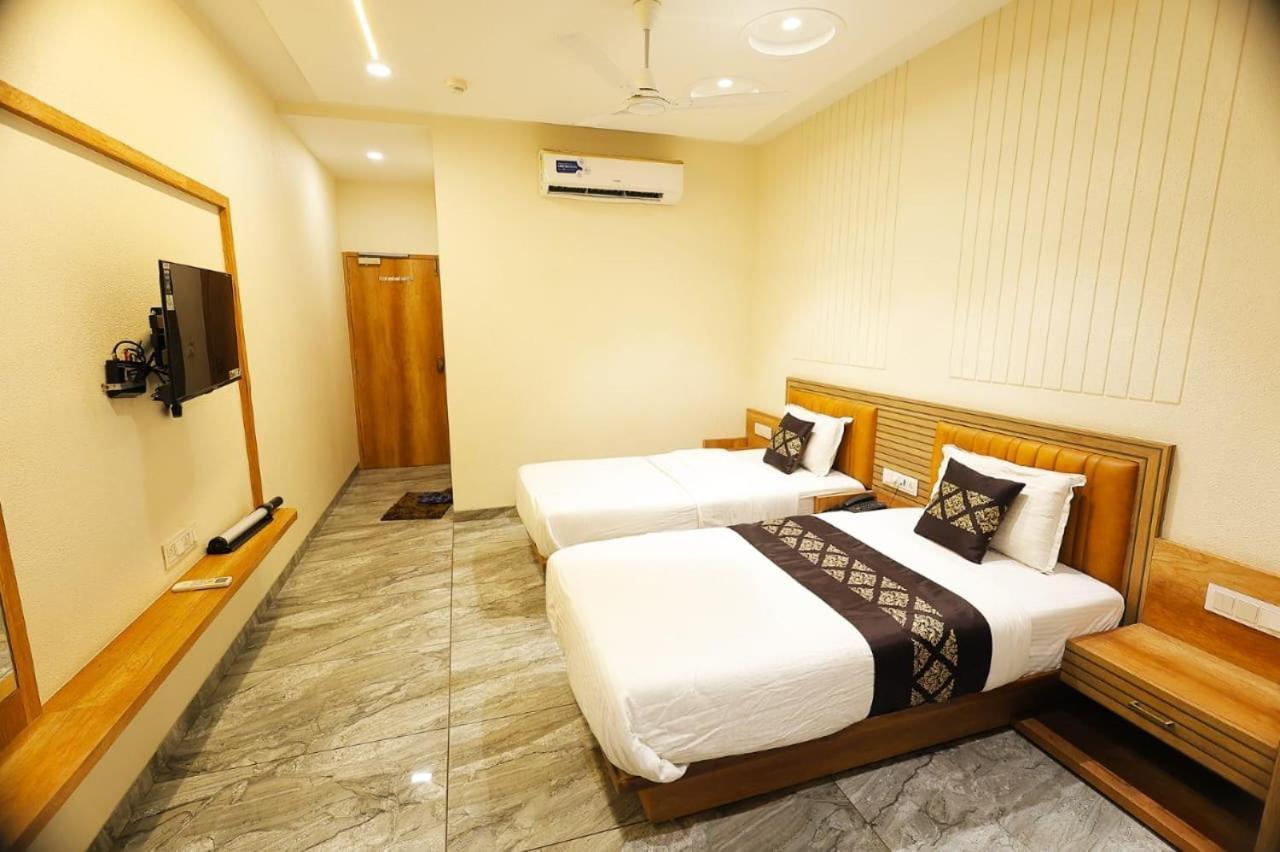 Hotel Horizon & Restaurant Surat Exterior photo