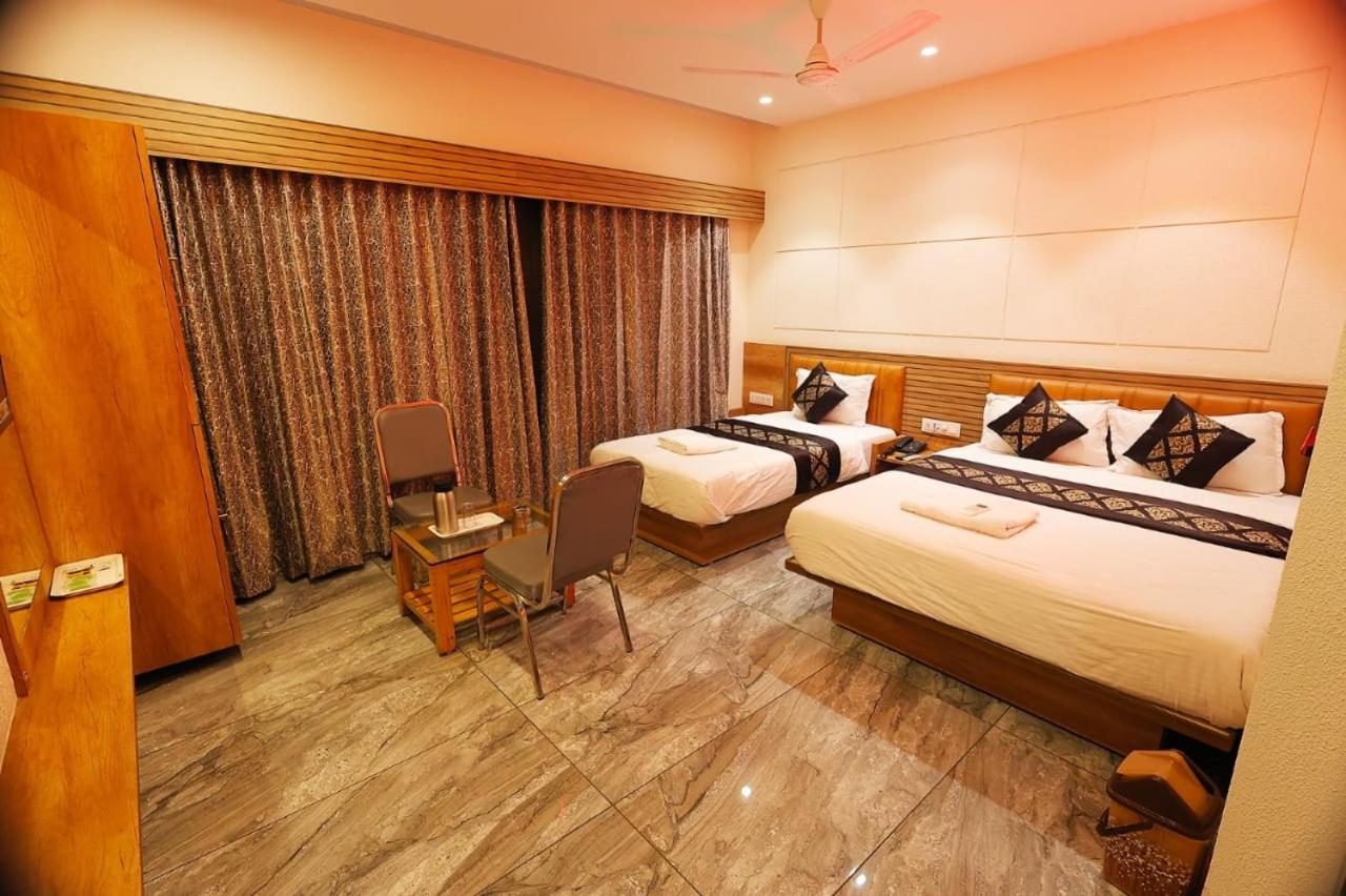 Hotel Horizon & Restaurant Surat Exterior photo
